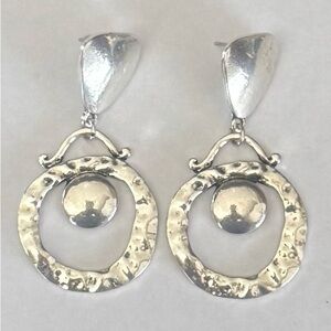 New Elegant vintage hammered silver hoop earrings with a central silver round